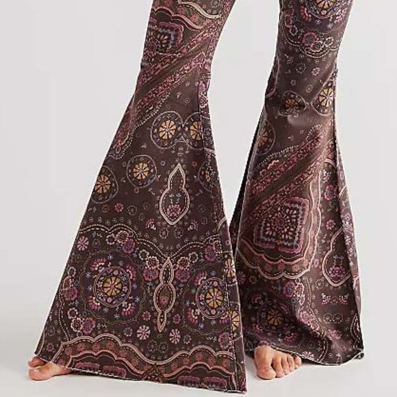 🎉LAST CHANCE🎉 FREE PEOPLE Just Float On Printed Flare Jeans / Chocolate Combo - Picture 4 of 14
